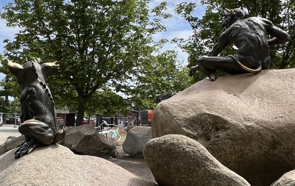 Hexentanzplatz, rechts Skulptur des Teufels, links Skulptur des Homunkulus